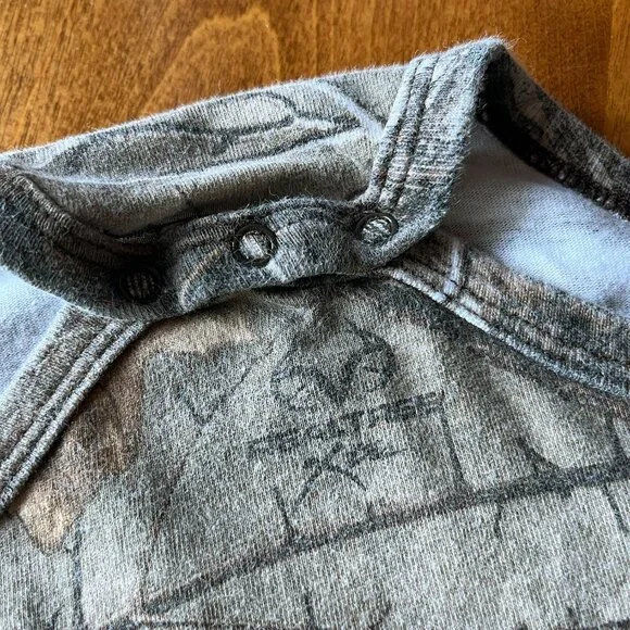 Carhartt camo pocket onesie 12m - Picture 4 of 6